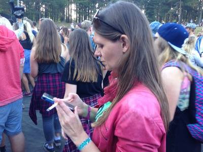 I følge min bror ser jeg slik ut på jobb. Her på Hovefestivalen. 